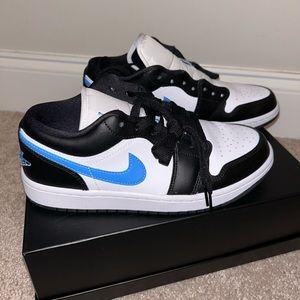Air Jordan 1 Low 'Black University Blue'.